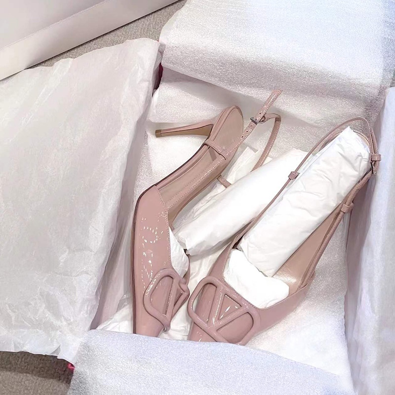 Hong Kong zapatos de tacón alto para mujeres 2025 verano nuevo punto desnudo zapatos de tacón delgado nicho francés sandalias de cabeza