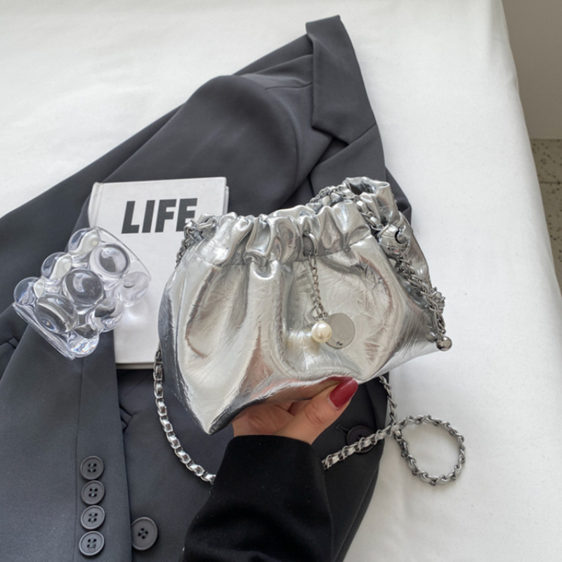 2025 nuevo bolso de cubo de nube plisado de alta gama, bolso de mensajero de un solo hombro de moda de cadena de todo fósforo de lujo ligero de nicho
