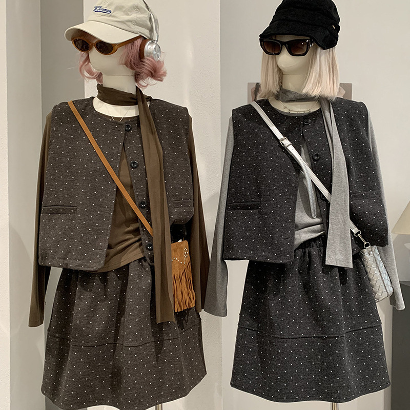 KEKEZOON Heart-patterned round-neck sleeveless vest + round-neck long-sleeve undershirt T-shirt + skirt, a three-piece set, 9067 KEKEZOON Heart-patterned round-neck sleeveless vest + round-neck long-sleeve undershirt T-shirt + skirt, a three-piece set, 9067