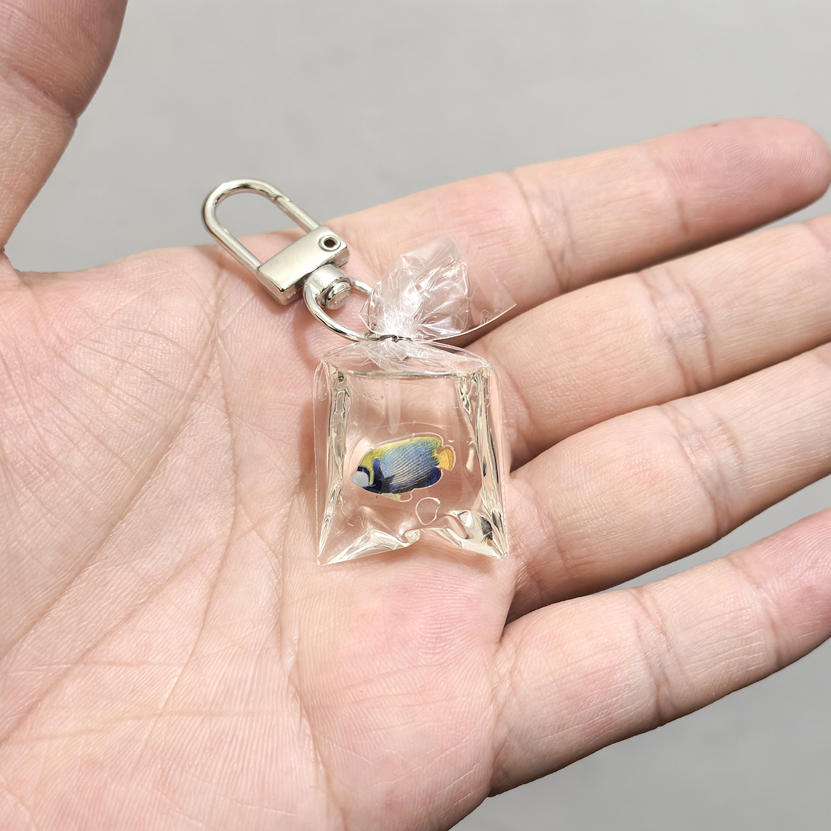 열대 노란색과 파란색 물고기 문 버클