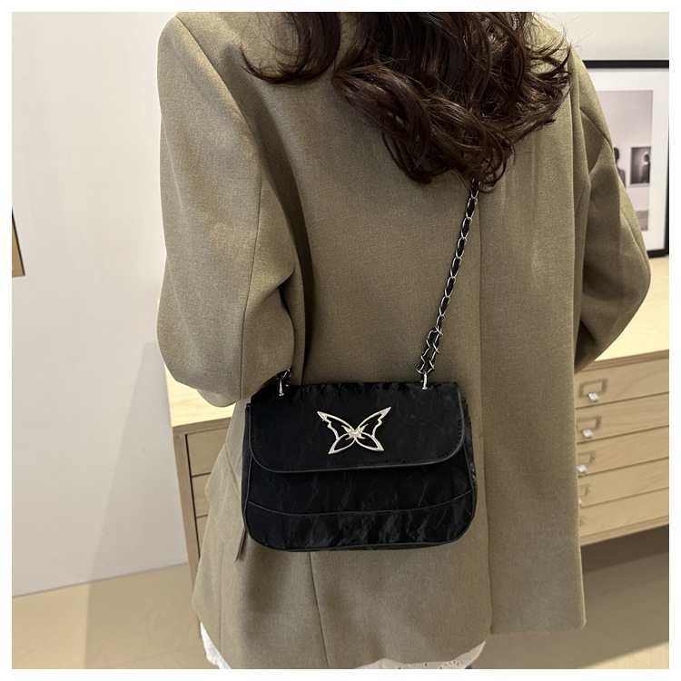 This is a trendy, casual, fashionable and simple crossbody bag for women with a niche design in the autumn of 2024 undefined