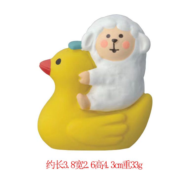 작은 노란 오리 양을 타고