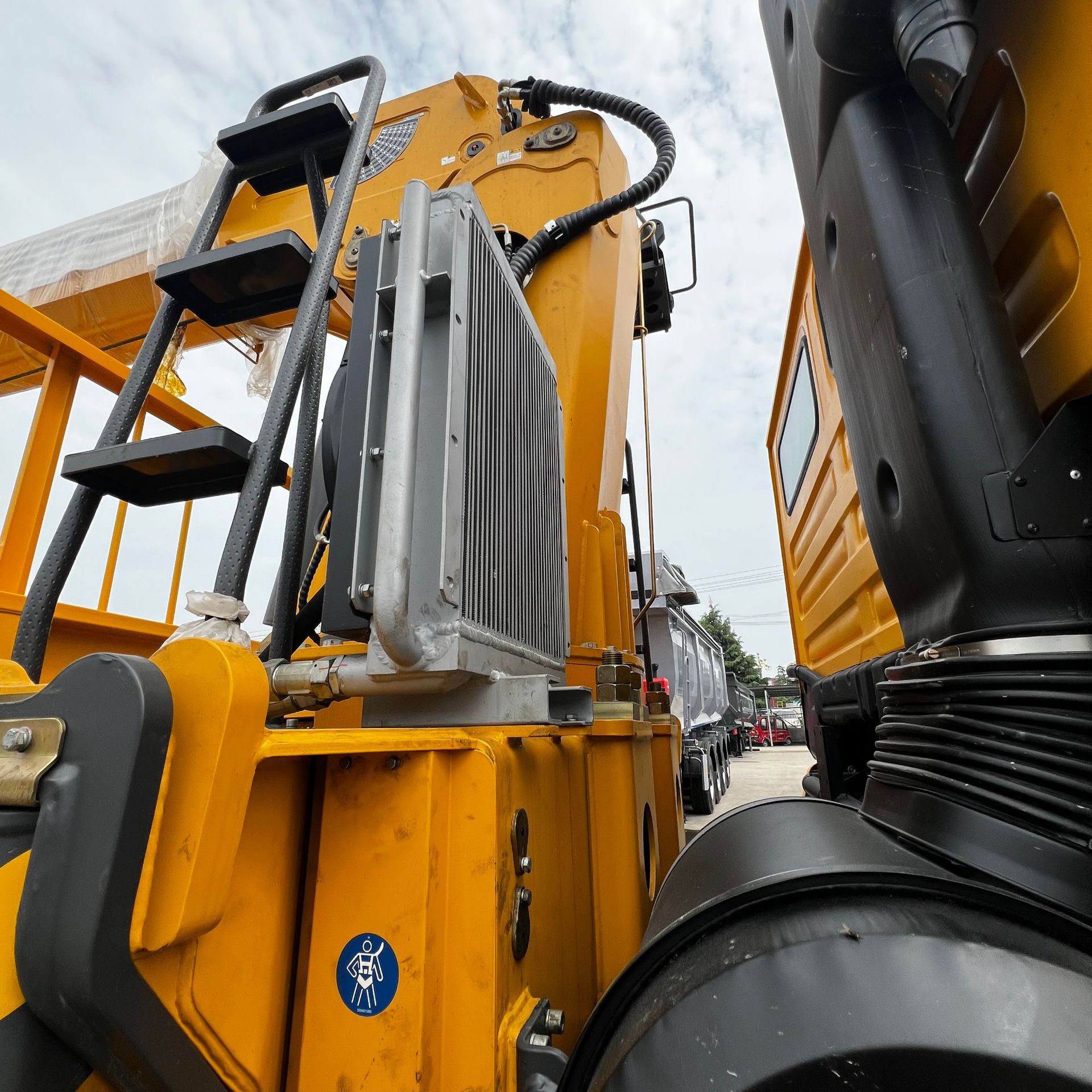 Factory Exports Remanufactured Howo Heavy-Duty Tractors, Dump Trucks, Tow Trucks, Cranes, and Buses