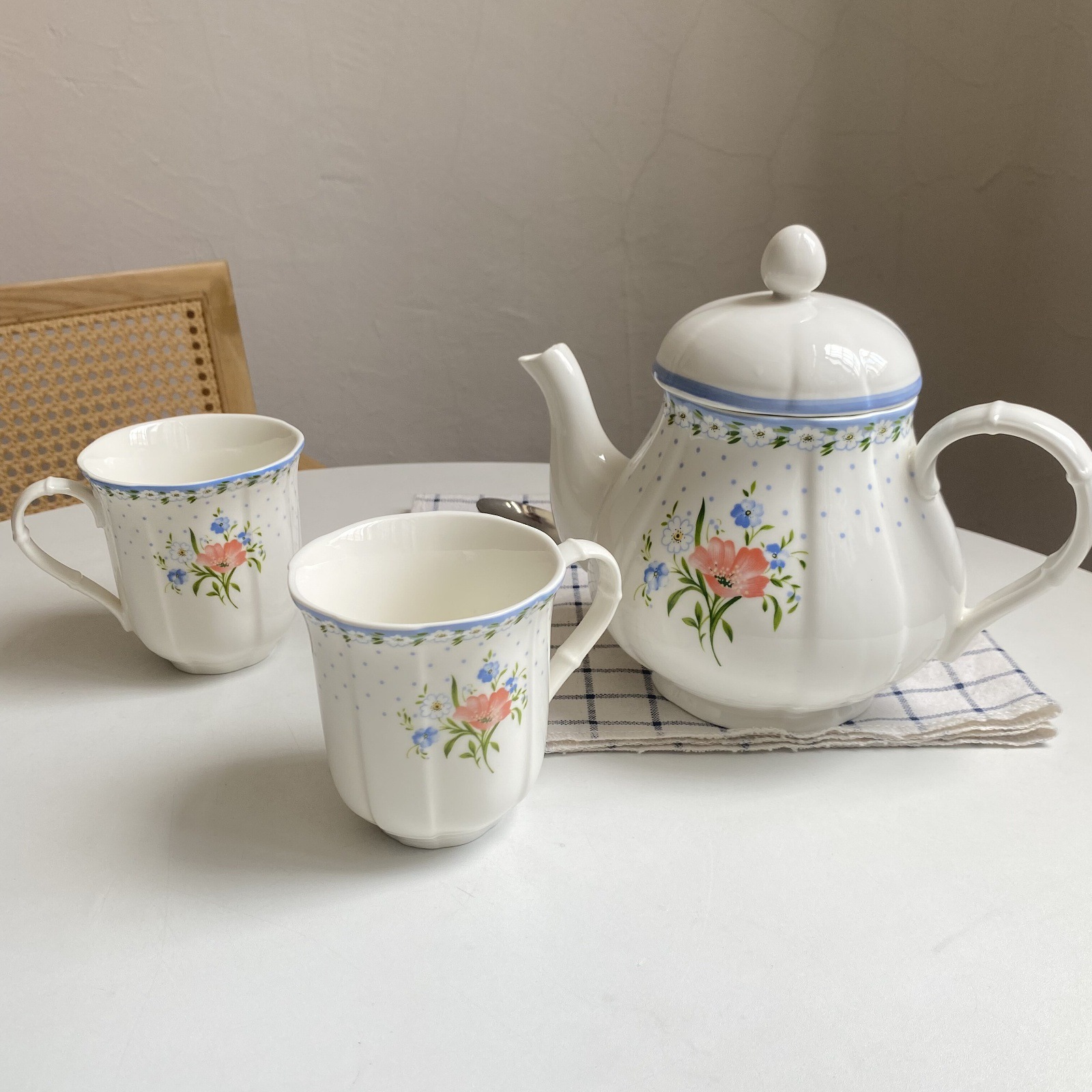 Comercio exterior simple taza de café de cerámica de alto valor nominal pequeña flor triturada set de té de la tarde té negro taza de café taza de té plato