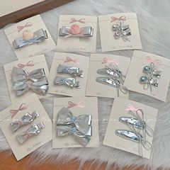 韓国系の甘いクールな少女の銀色の皮の髪はカモの口を挟んで甘いです。