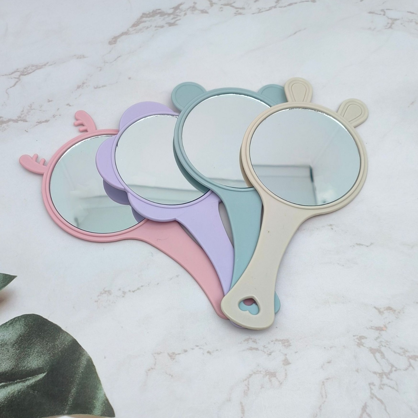 Nuevo juego de espejo de peine de dibujos animados con mango espejo pequeño peine de plástico de forma linda espejo de maquillaje de mano