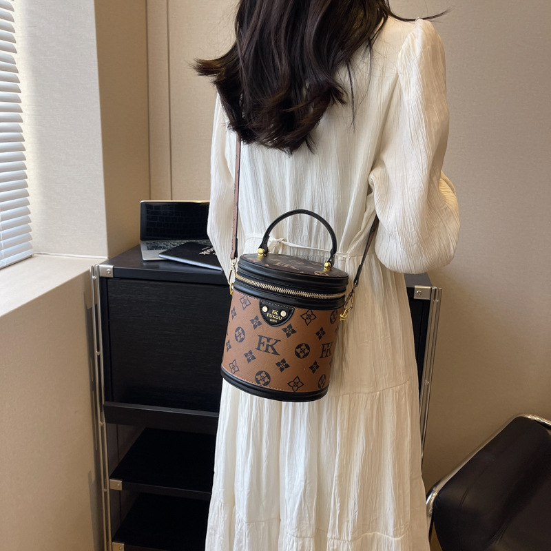 Bolsas de moda de mujeres retro retro bolsas de barril 2024 nuevas letras impresas de gran capacidad bolsas de barril de transporte