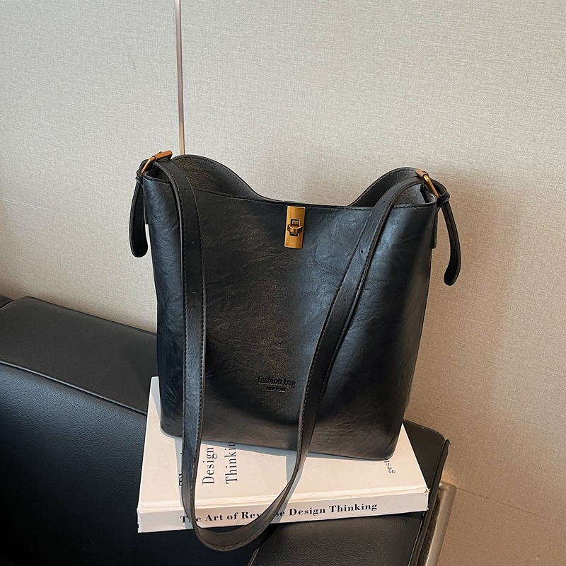 Bolsa de viaje retro coreana para mujeres 2025 invierno nuevo paquete de cubo de hombro de gran capacidad bolsa de mochila casual