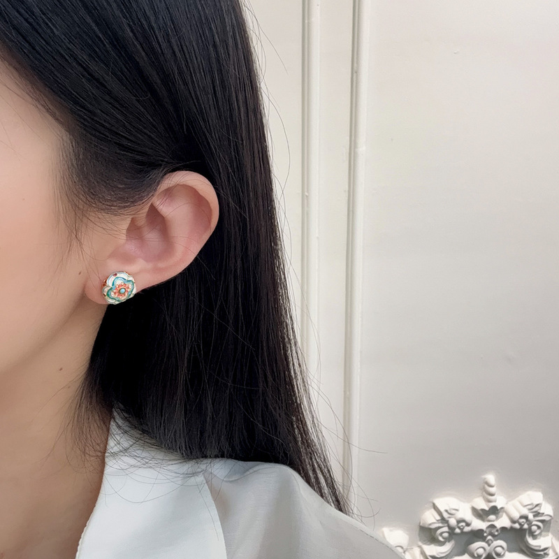 レトロでファッショナブルな絶妙な花のマイクロ象嵌ジルコンレッドコランダムターコイズイヤリング、軽い豪華さとハイエンドのコンパクトで多用途なイヤリング|undefined