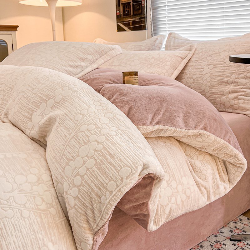 クラスAの牛乳の絨毯のベッドの上の4つのセットの冬の彫刻の絨毯のサンゴの絨毯とベルベットの保温の厚い布団のシーツの3つのセット