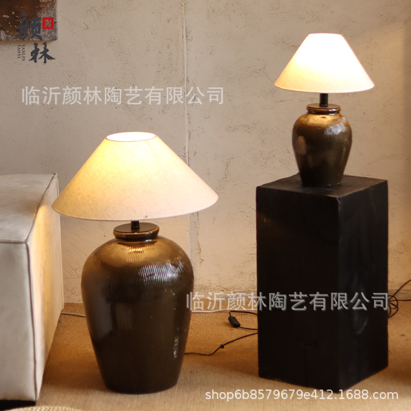 Lámpara de escritorio decorada de latas de vino lámpara de escritorio retro lámpara de escritorio de piso lámpara de cabecera residencial lámpara de cerámica creativa lámpara de hotel