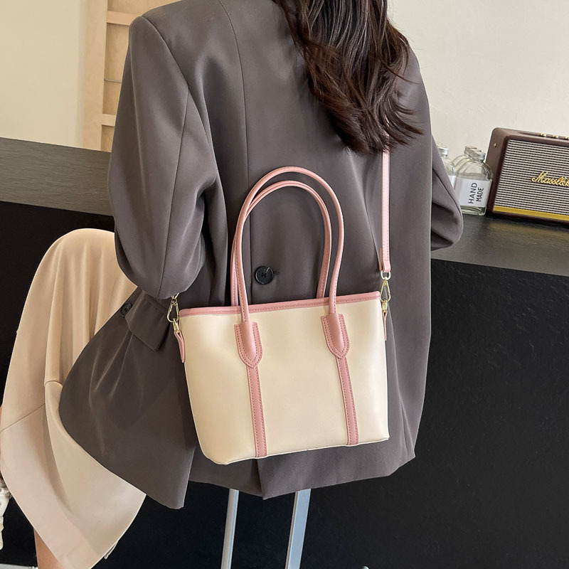 Bolso de mano de tendencia coreana para mujeres verano 2024 nuevo tipo de bolso de hombro para viajar al trabajo bolso de cubo de gran capacidad