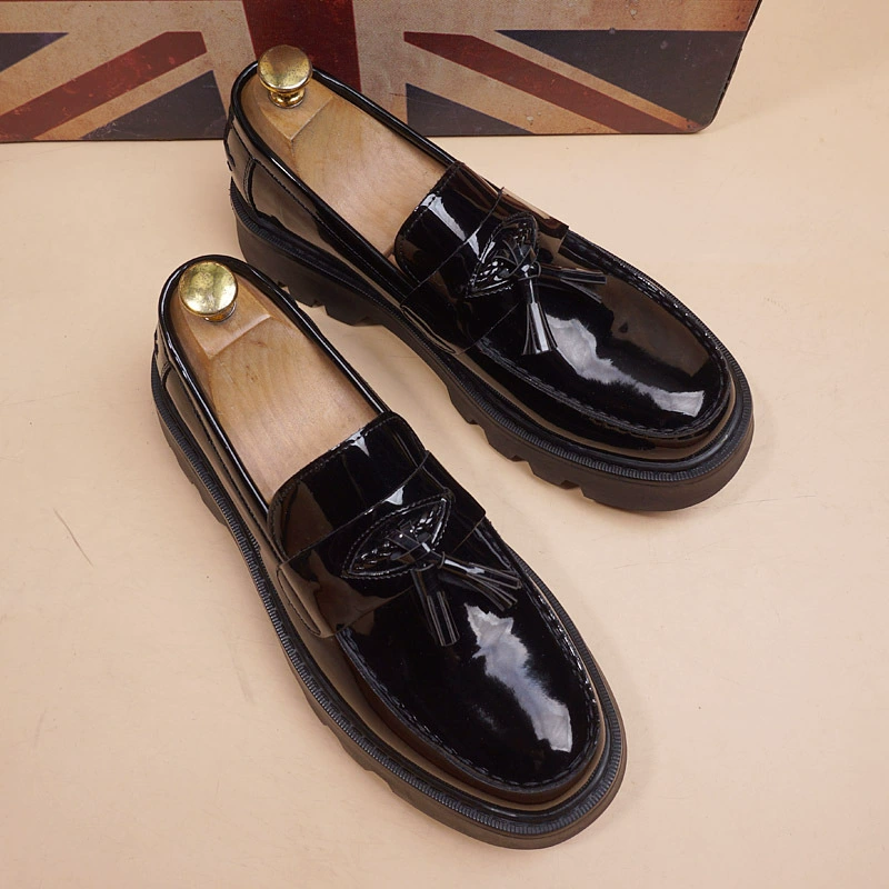 Весной и летом новая мужская обувь на толстой подошве