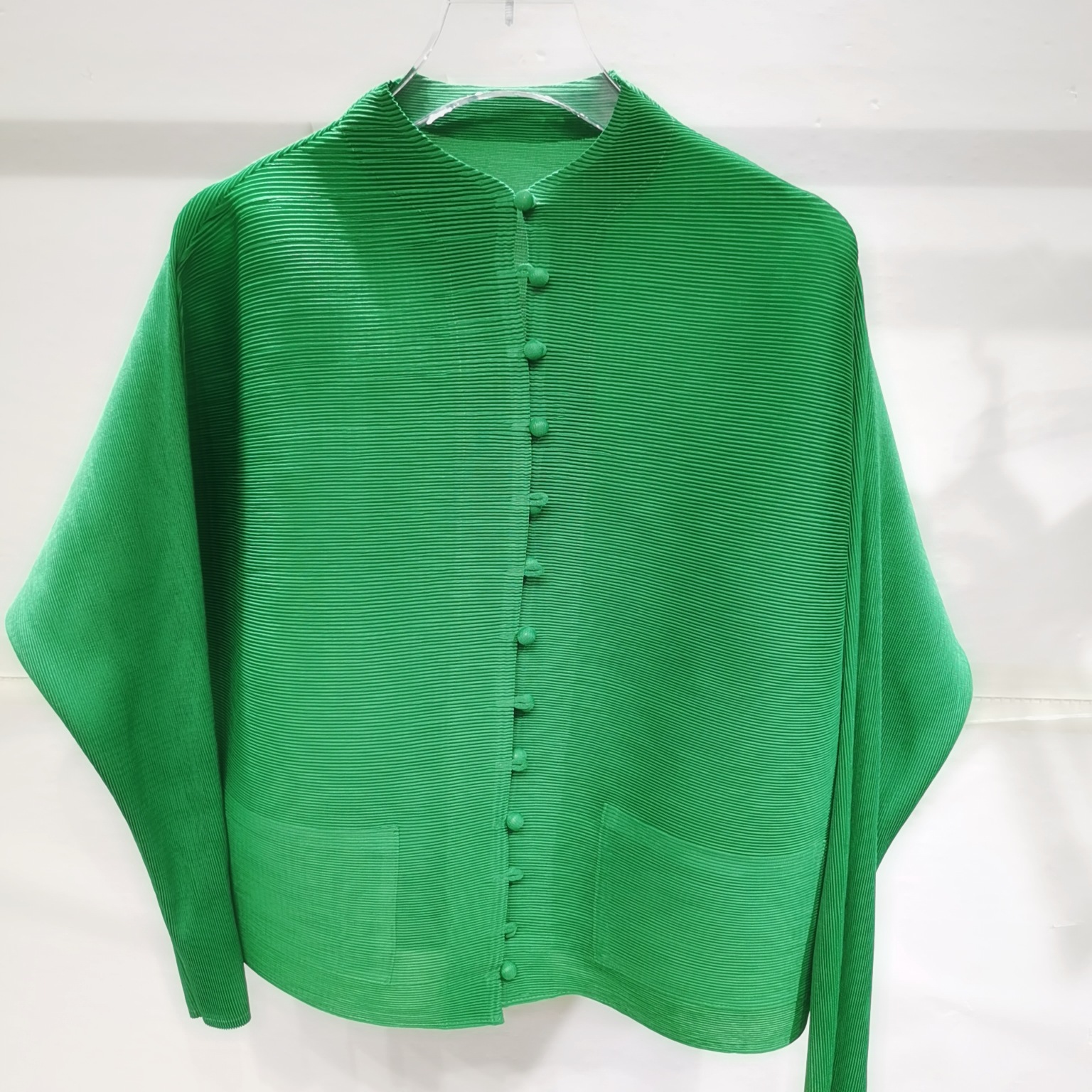 Suministro directo de fábrica, top informal de otoño y primavera 2024, de alta gama, plisado, moderno, con cuello alto, manga larga, talla grande, holgado, de botonadura sencilla. image 10