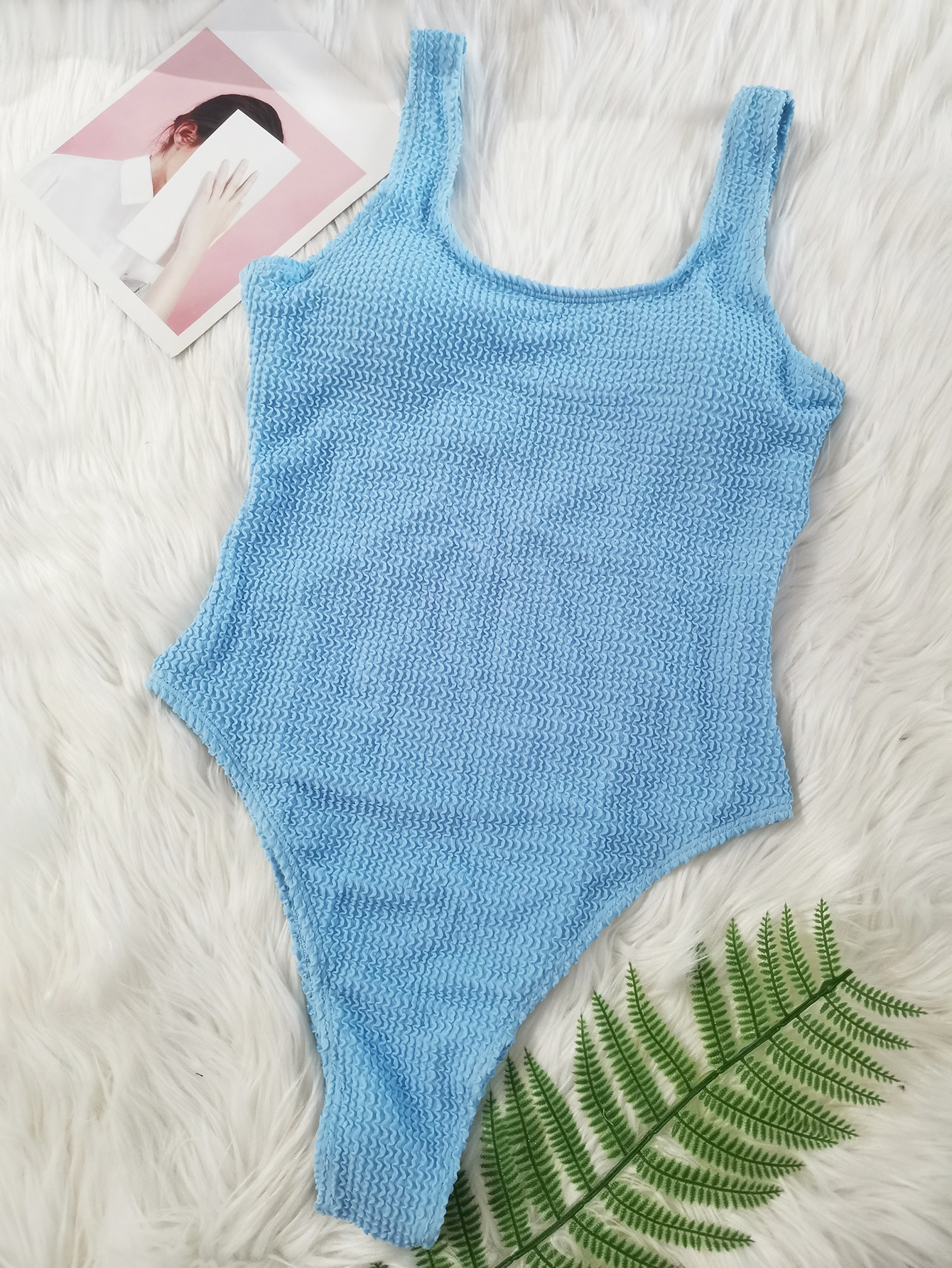 Tejido especial al aire libre de deportes europeos y estadounidenses, cascada ondulada de color caramelo, traje de baño delgado y sexy para mujeres