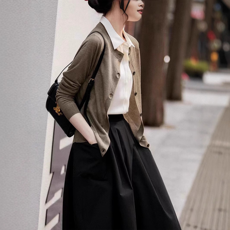 Early Spring New Style Thin Knitted Cardigan Women's High-end Solid Color Round Neck Elegant Coat Gold Silk and Gold Short Air-conditioning Shirt