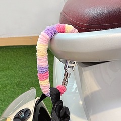 電気自動車の後部座席のヘルメットはかわいい顔の値の電気自動車のぬいぐるみの縁をロックして車のペンキのヘルメットの盗難防止のロックを傷つけません。