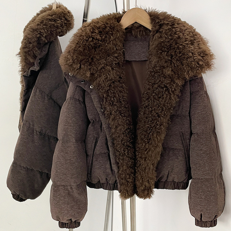 New European and American autumn/winter style short down jacket with real lamb fur collar, made of white duck down, fashionable and thickened for warmth New European and American autumn/winter style short down jacket with real lamb fur collar, made of white duck down, fashionable and thickened for warmth