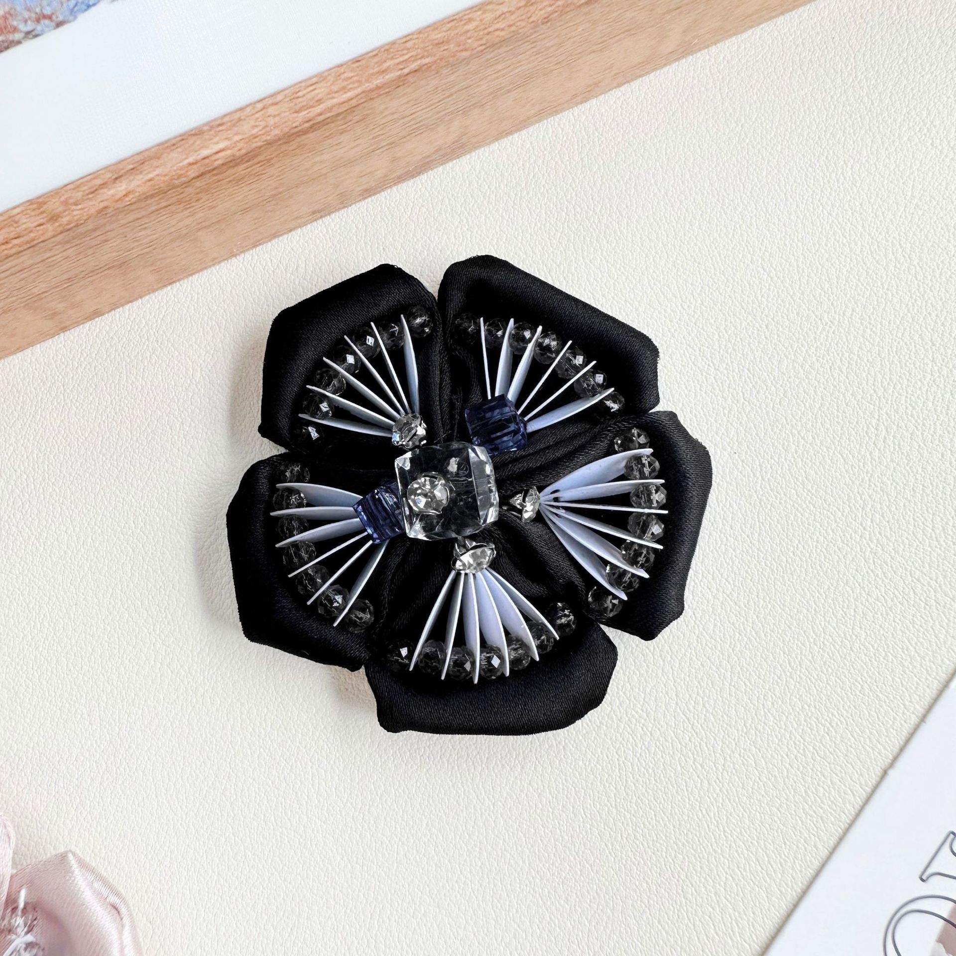 Crystal fijado con diamantes de cinco pétalos flores hechas a mano clavos de tela pegada flor de pecho joyeros de cabello brocas de cabello accesorios camellia