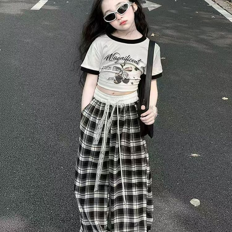 Traje de niña 2025 nuevos niños verano estilo occidental moda dibujos animados manga corta casual niños grandes pantalones de pierna ancha dos piezas