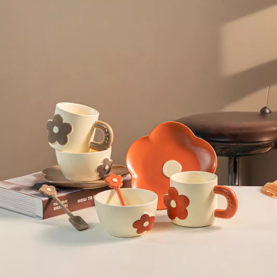 Flores creativas japonesas cubiertos de cerámica conjuntos de platos cucharas tazas personalidad regalos de alto valor pequeño fresco