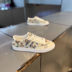ファッションブランドの男性靴2025春夏の新型通気性が低い刺繍カジュアル靴男性韓国版百合ファッションキャンバス靴