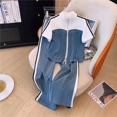 夏の新型の婦人服は色の立襟のファスナーの偽の2つの上着の広い足のズボンの運動の高級な顕やせている2つのセットにぶつかります。