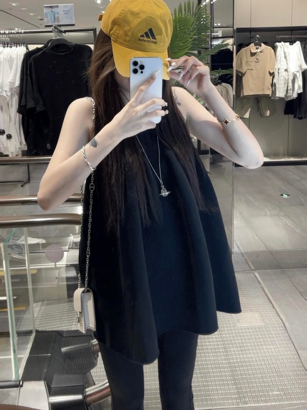 高级感显瘦黑色背心上衣女夏季小众不撞款穿搭松弛美女无袖背心裙|undefined