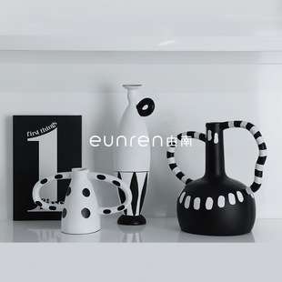 Modern Minimalist Style Creative Polka Dot Geometric Dried Flower Ornaments Model Room Living Room Entrance Cabinet Vase Decorations