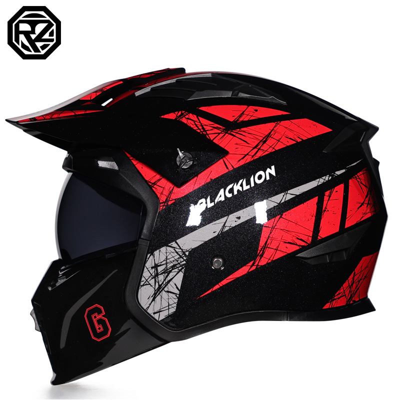 차 거울이 있는 검은색과 빨간색의 야생 도시