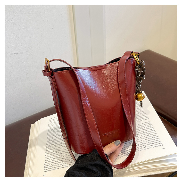 This year, the retro and fashionable women's 2024 new models are popular. This year, single-shoulder crossbody bags, large-capacity hand-held bucket bags, and cross-border bags are all in vogue undefined