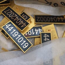 企业统一胸牌 专业定制员工胸章 工号姓名数字编号 a3281