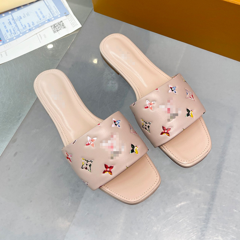 Europa y los Estados Unidos de moda sandalias casuales 2025 nuevo cuero de color sólido en relieve zapatillas de playa una zapatilla para mujeres comercio exterior