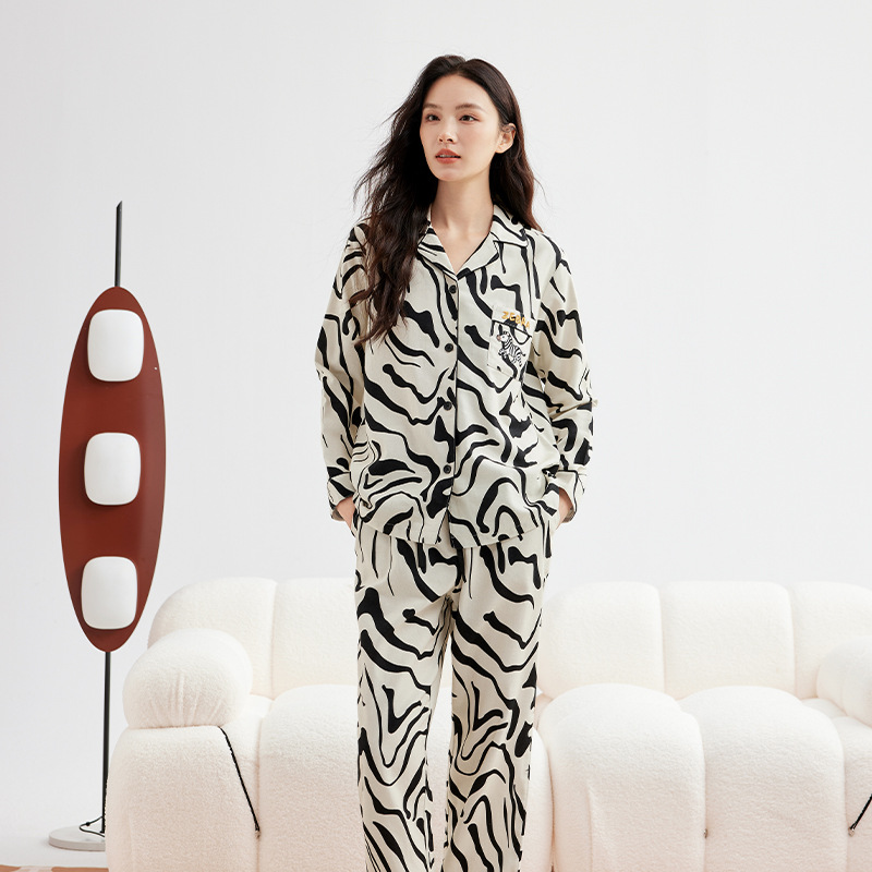 Pajamas bordados de algodón para parejas, pijamas de algodón de invierno y otoño, ropa de vestir para mujeres, se pueden usar fuera.