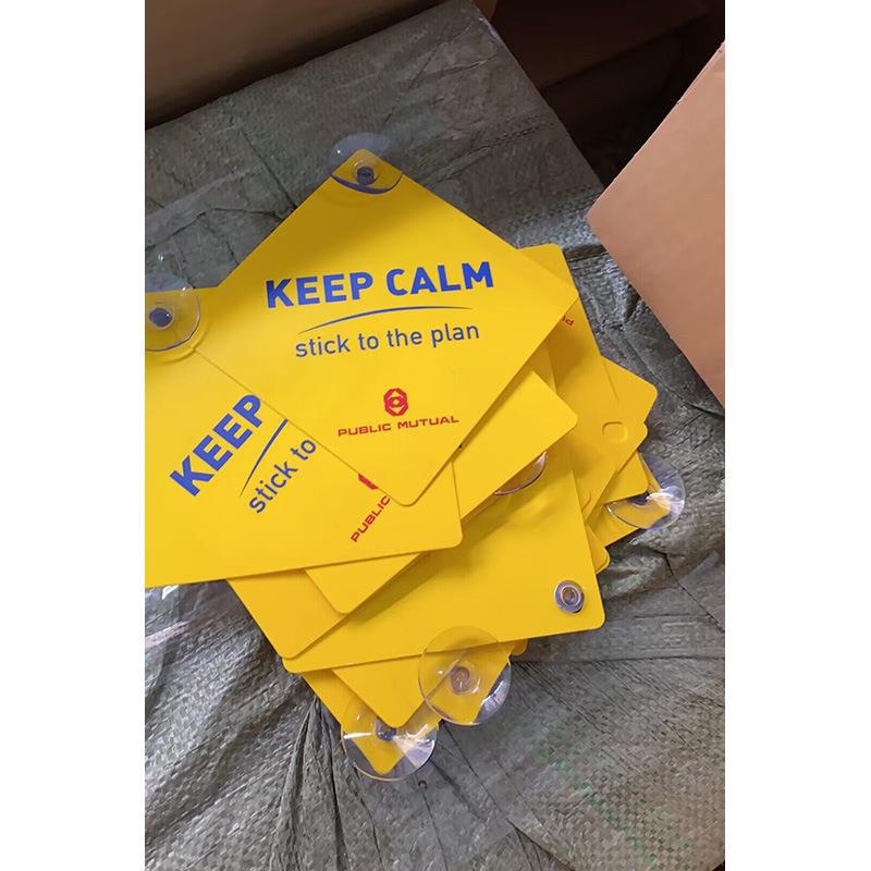 Los fabricantes producen ventosas de doble cara, pegatinas para automóviles, material PP, tarjeta de advertencia amarilla para bebés en el tablero