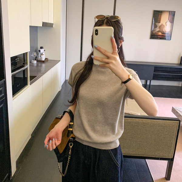 Minimalistic knitted summer fitted sweater sleevless