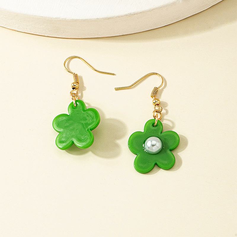 Simple Style Green Flower Pearl Pendant Resin Earrings display picture 5