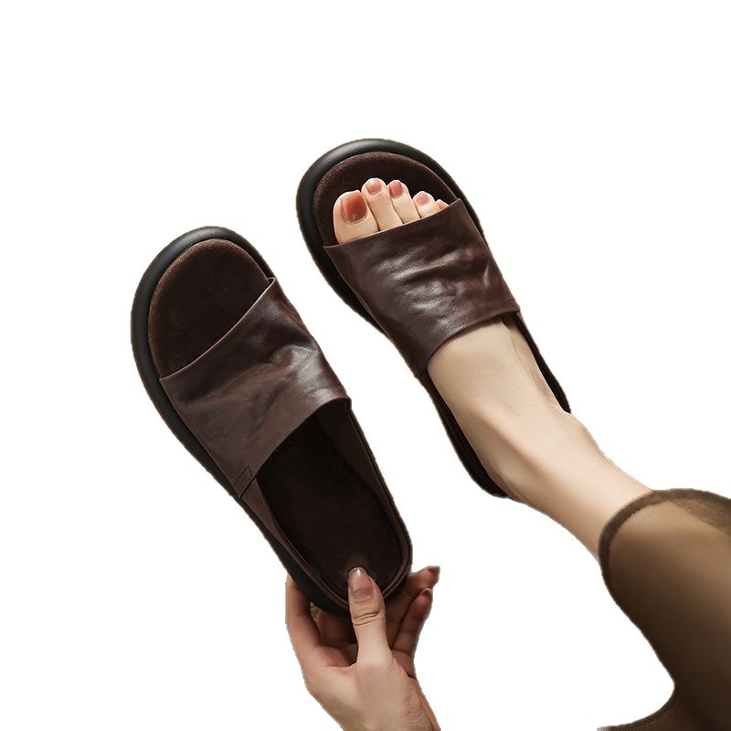 Sandálias de soleas suaves para mujeres 2026 verano nuevo tipo plano medio remolque zapatillas antideslizantes de alta calidad para mujeres