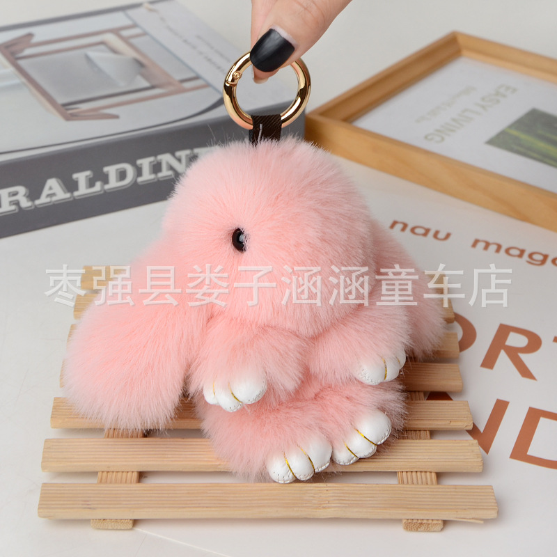 萌えウサギは死んだウサギのストラップを装っています。