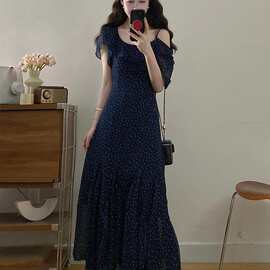 藏蓝色波点裙单肩露肩连衣裙女2026夏大码胖mm荷叶边斜肩雪纺长裙