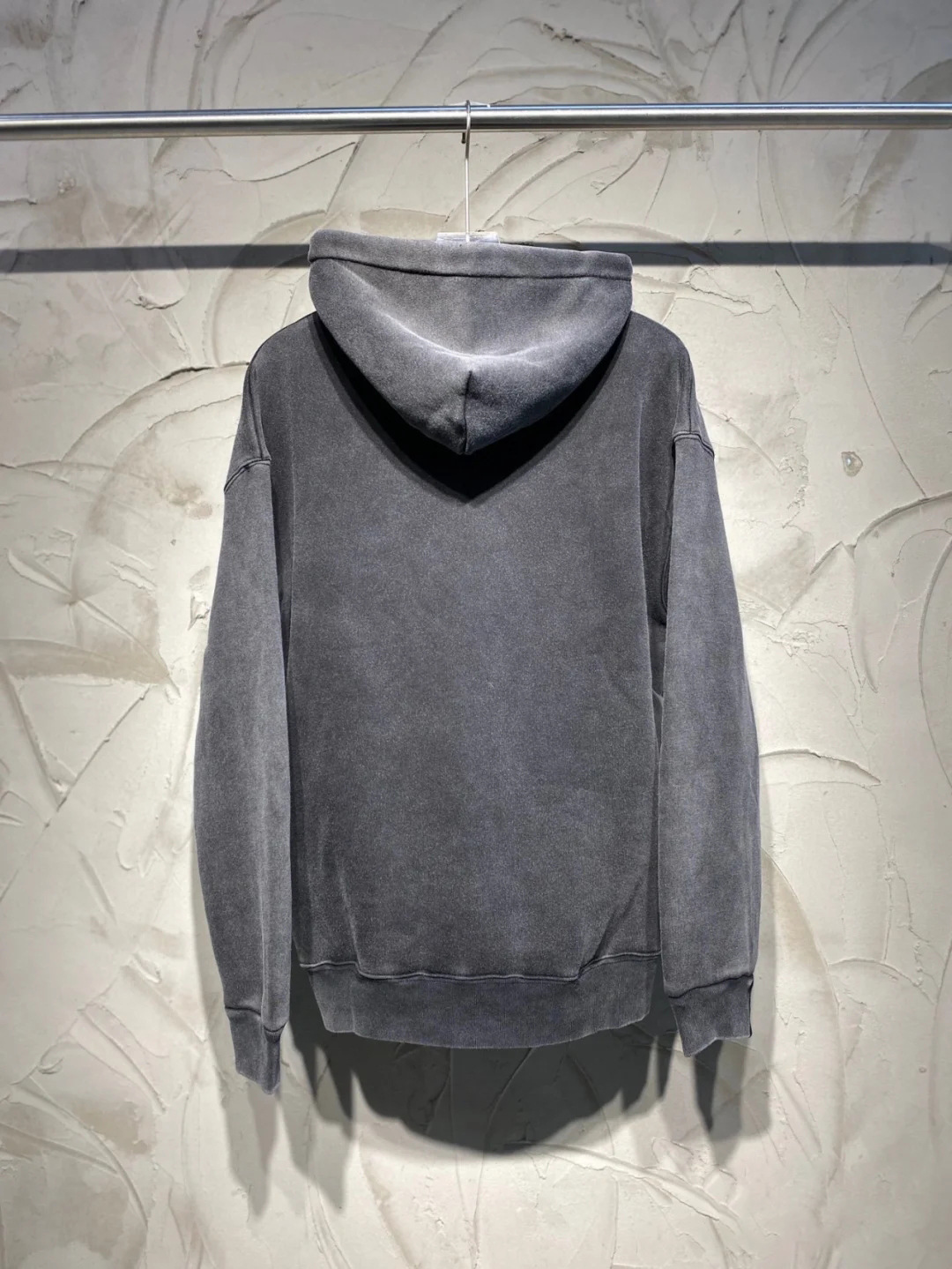 スポットアメリカンスタイル 2025 新しい古い黒とグレーの文字スタイルのレギュラーフード付きラウンドネックスポーツカジュアルスウェットシャツ女性用