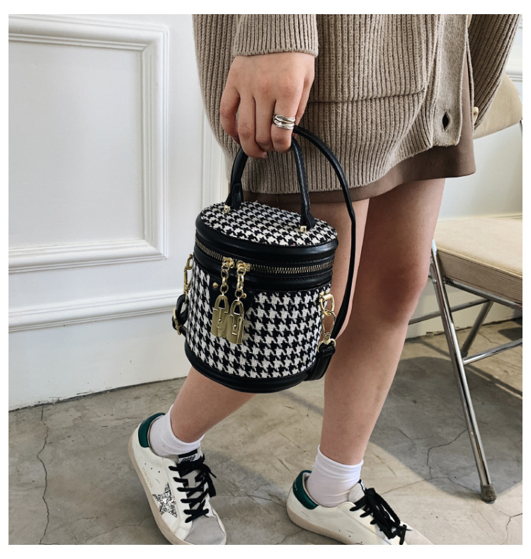 2021 New Trendy Autumn Fashion Single-shoulder Handbags Messenger Lattice Bucket Bag display picture 14