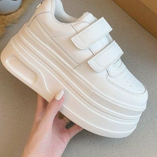 Мягкая кожаная толстая подошва маленькая белая обувь женская внутренняя увеличена 2025 новая весенняя женщина маленькая девочка высокая повседневная кожаная обувь