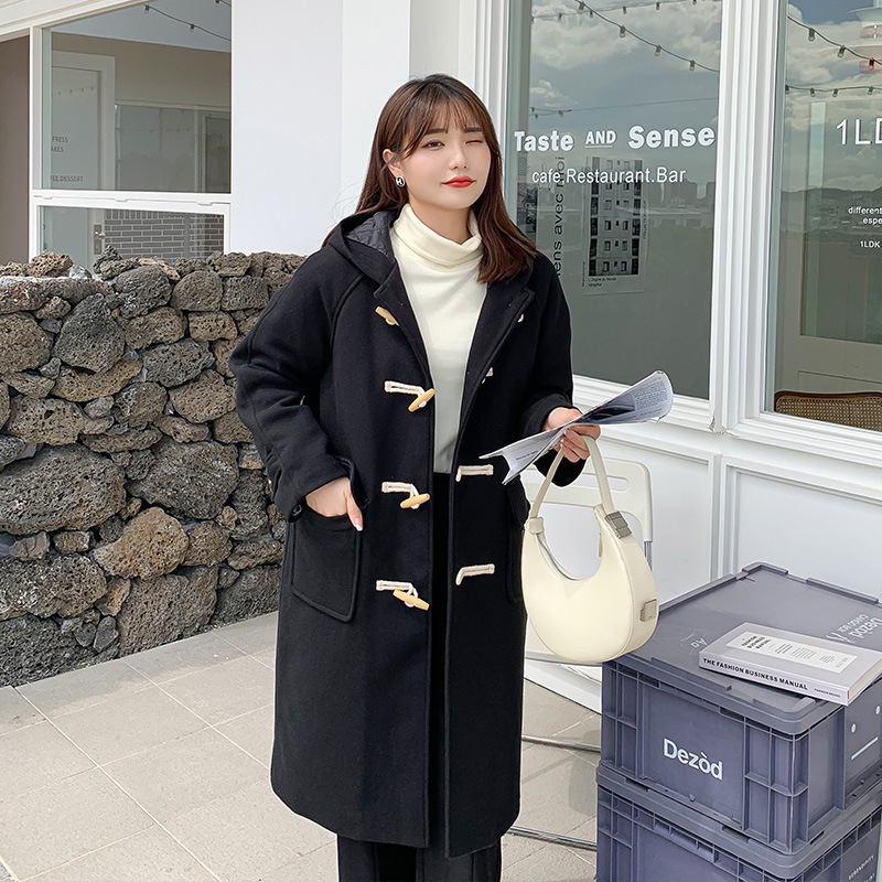Ropa de talla grande para mujer para otoño e invierno, abrigo de lana acolchado grueso con elegantes botones de palanca y capucha, modelo 2651.