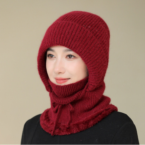 新型の帽子の女性は冬に首を囲む一体の毛糸に乗って耳を保護します。|undefined