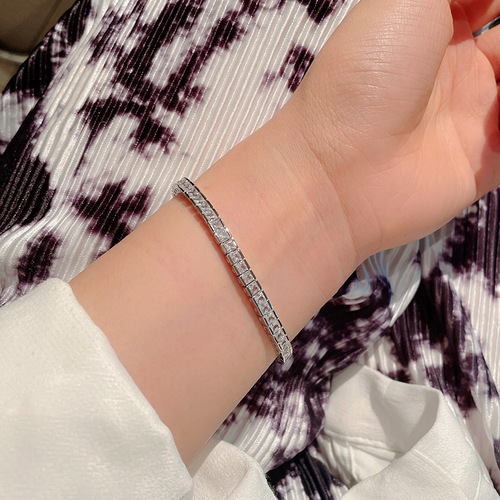 Elegant Princess Style Round Bracelet with Ins Inspired Unique Design, Light Luxury and Exquisite Quality, 925 Pure Silver Accessory with Diamond Accents (Full 20 Points)