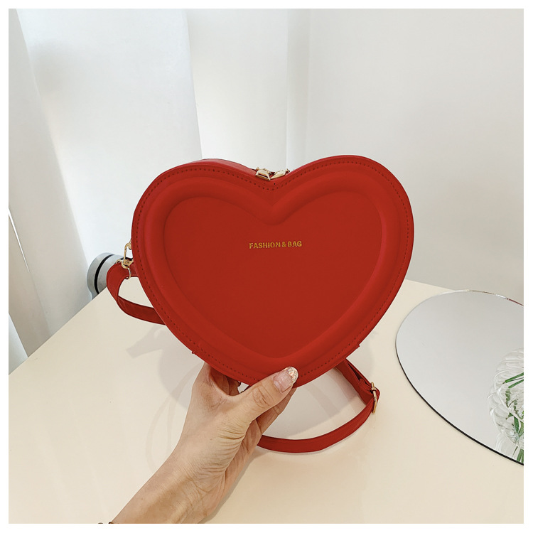 Women's Small Pu Leather Solid Color Fashion Heart-shaped Zipper Crossbody Bag display picture 3