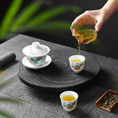 メーカーは黒色の炭化した木質のトレーを販売しています。