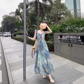 海边度假风印花小飞袖吊带连衣裙女2026夏季新款收腰不规则仙女裙