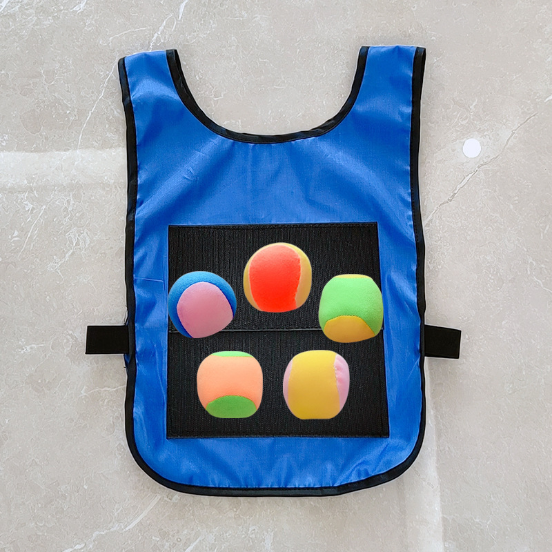 子供のくっつくボールの服はゲームの道具を避けます。|undefined